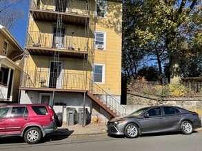 Building Photo - 22 Oak St