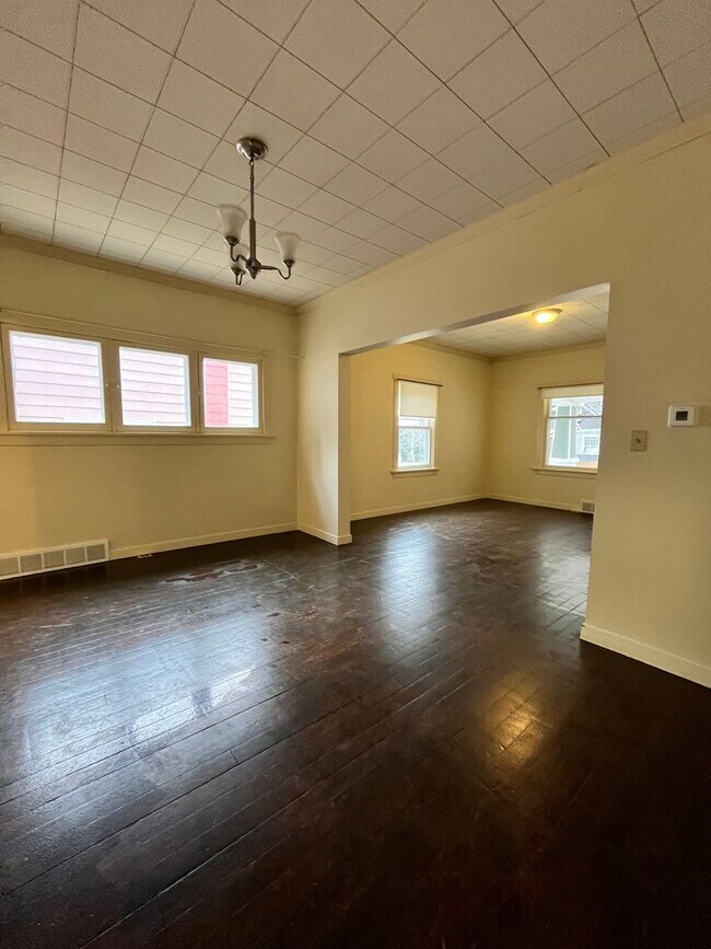 Building Photo - 3 bedroom, 1 bath house located in Wallace...