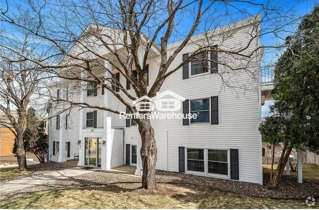 Building Photo - 301 3rd St S