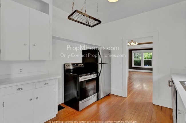 Building Photo - Classic Portland Two Bedroom + Den/Office ...