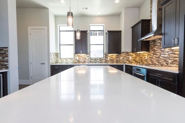 Foto del edificio - 5703 Larkin St