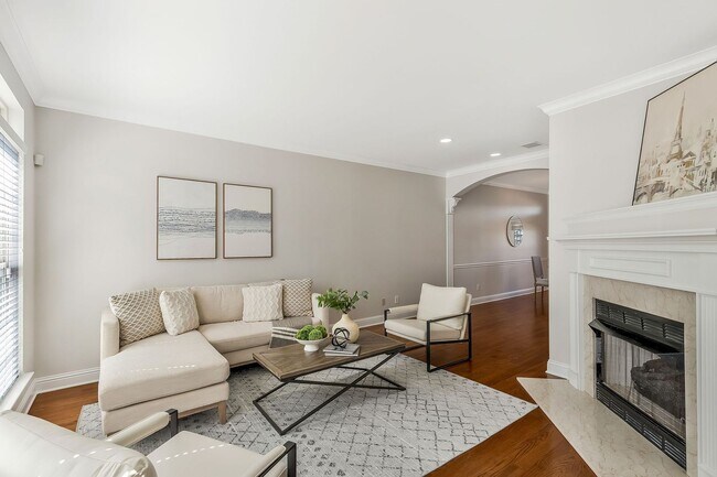 Foto del edificio - FABULOUS LOCATION!! 2BEDROOM 2 BATH TOWNHO...