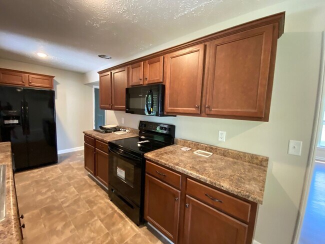 Building Photo - Awesome 4 or 5 Bedroom with 1.5 bath
