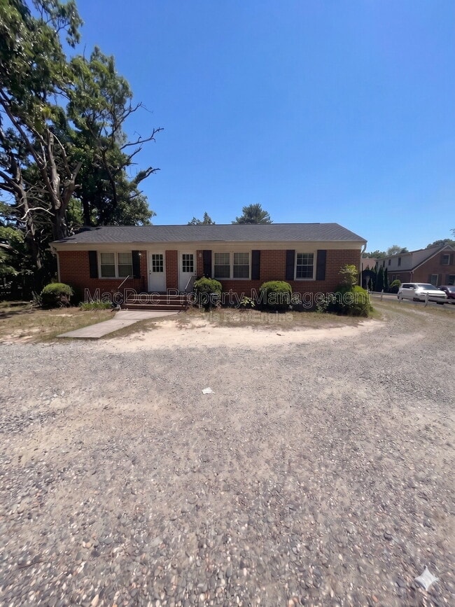 Building Photo - 216 W Broaddus Ave