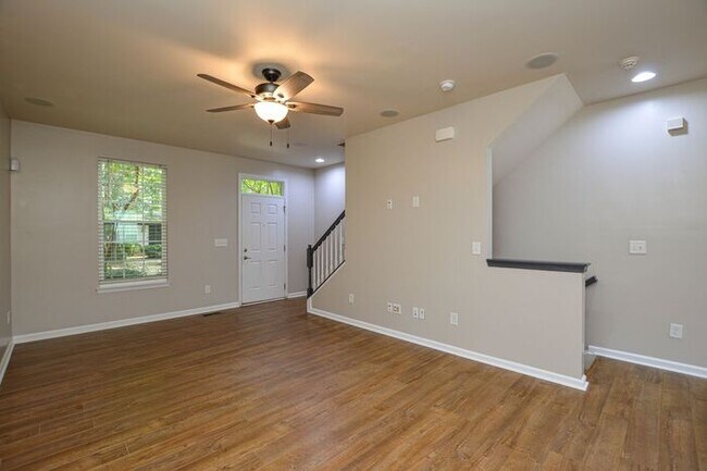 Building Photo - 2-bedroom end-unit w/ Bonus room!