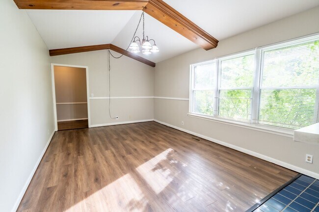 Building Photo - 4 Bed / 2 Bath In South Tulsa!