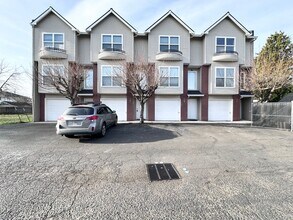 Building Photo - 703 NE Roberts Ave