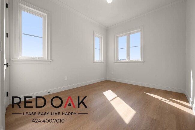 Foto del edificio - 2 Month Free Move-in Special! Incredible N...