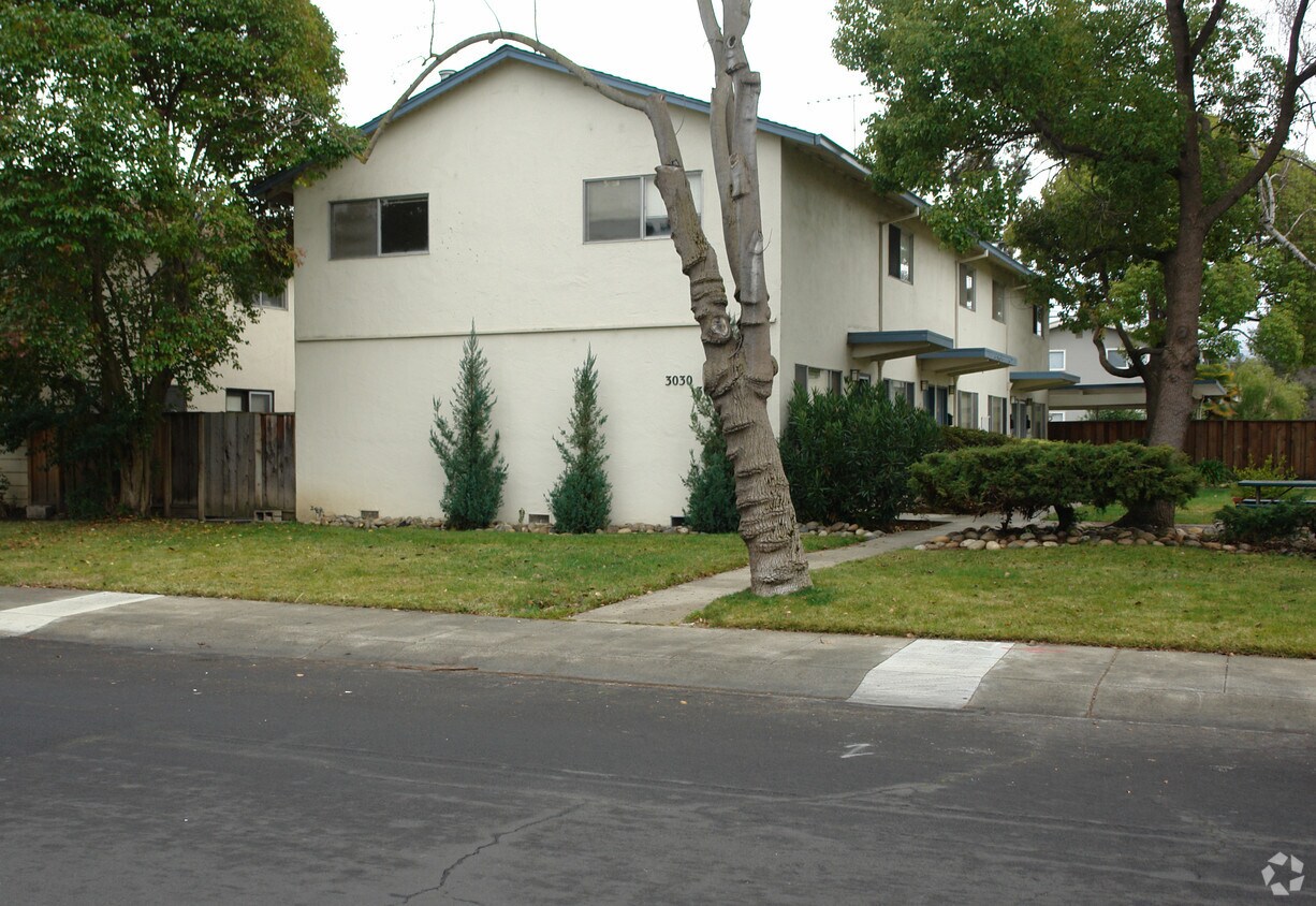 Building Photo - Plum Tree Apartments