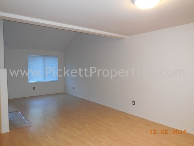 Building Photo - 3 Bedroom Townhouse in Great Location