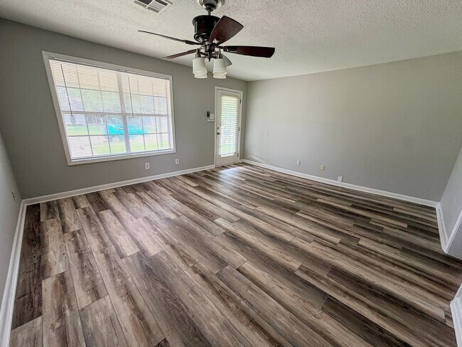 Foto del edificio - Updated 2 bedroom/1.5 bathroom home in Lake Charles with a large bonus room!