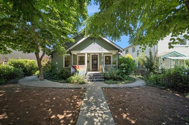 Building Photo - 3 bedroom in Seattle WA 98108