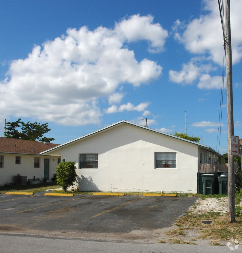 Building Photo - Sevilla Palace At Hallandale Beach
