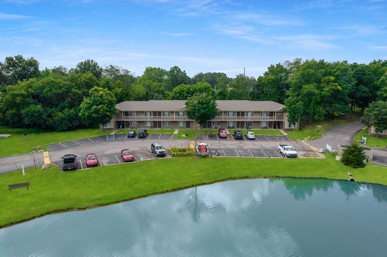 Waters Edge Apartments - 549 Lakewood Dr South Lyon, MI