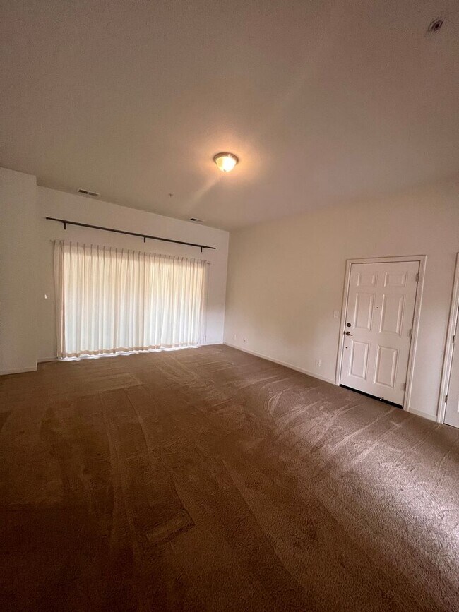 Foto del edificio - Spacious 2BD/2BA Apartment With Private Ba...