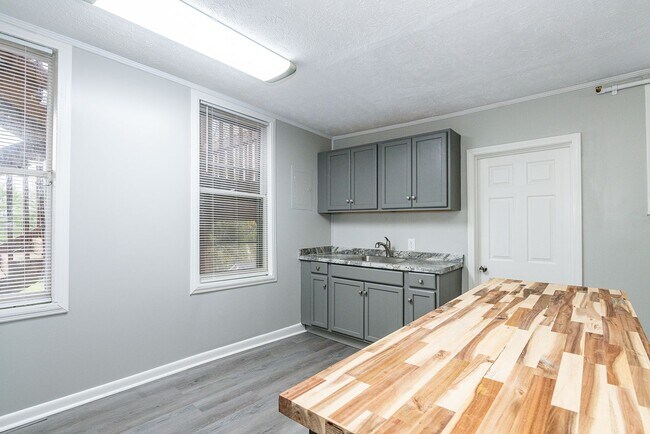 Foto del edificio - Beautifully renovated 2nd floor, 2 Bdr 1 bath unit in Maryville, TN - Available Early 2026!!