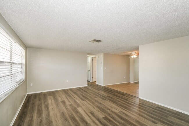 Building Photo - 11610 Meadow Dr