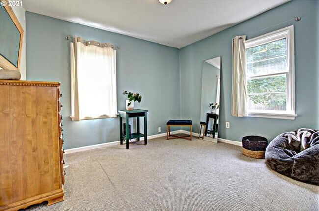 Dormitorio - 8124 SE Market St