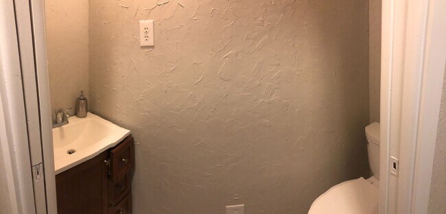 Building Photo - 2 bed & 2 bath Condo. 2 car garage.