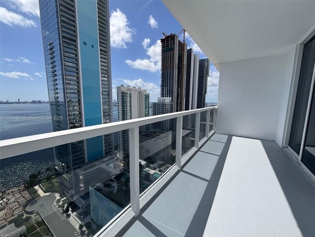 Foto del edificio - 600 NE 27th St