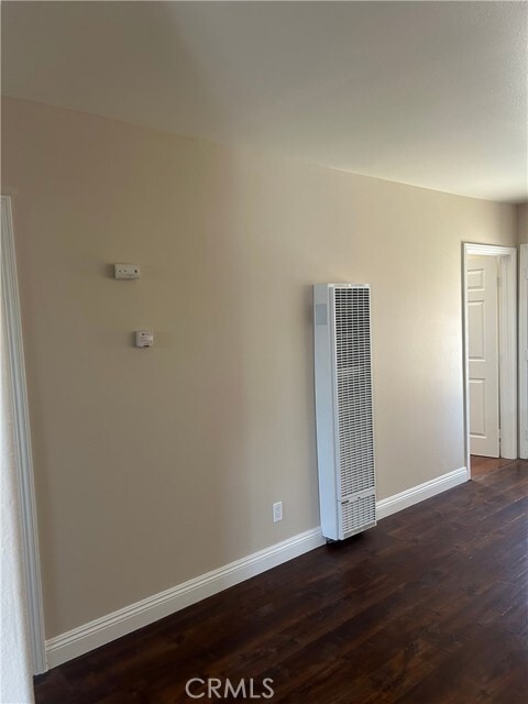 Building Photo - 626 W 59th Pl