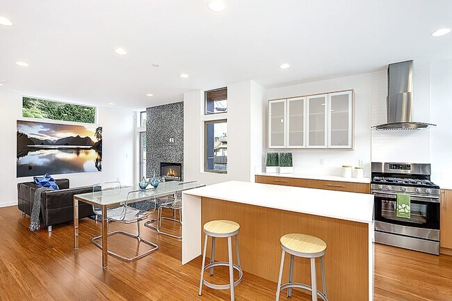 Cocina con isla - 2118 E James St