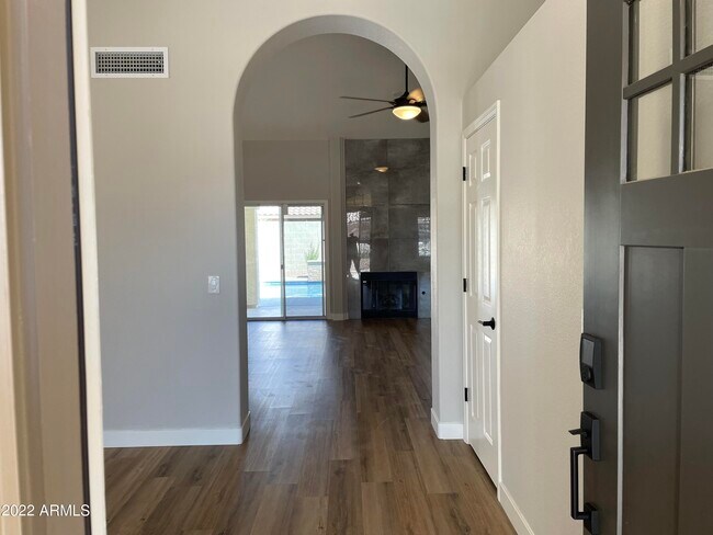 Building Photo - 4621 E Fernwood Ct
