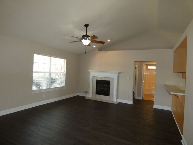 Building Photo - Charming 3-Bedroom Home