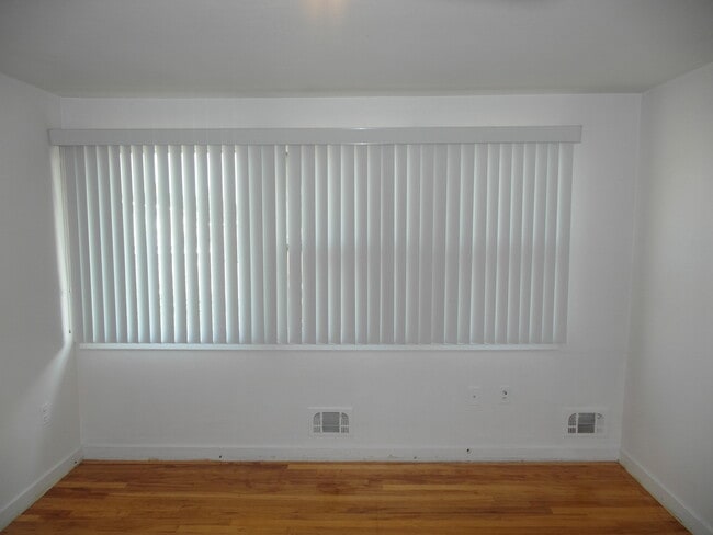 Building Photo - 3 Bedroom, 1.5 Bathroom Quadra-Plex Unit
