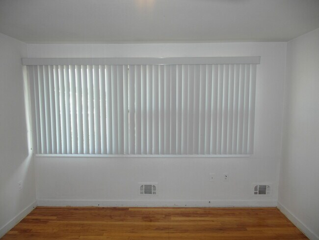 Foto del edificio - 3 Bedroom, 1.5 Bathroom Quadra-Plex Unit
