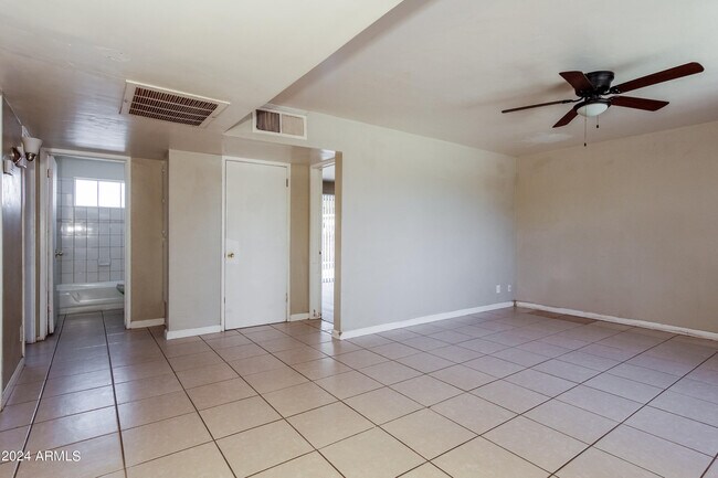 Building Photo - 2809 W Seldon Ln