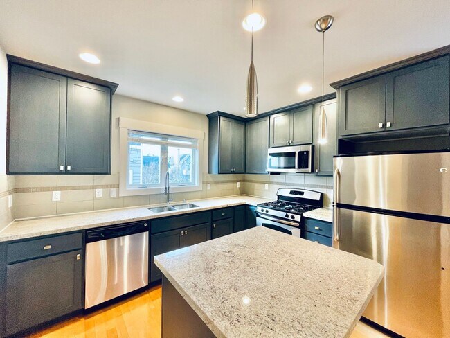 Foto del edificio - North Lake Town home with Attached Garage!