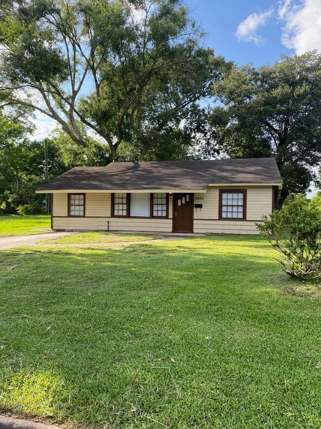 Building Photo - 2450 N Lynwood Dr