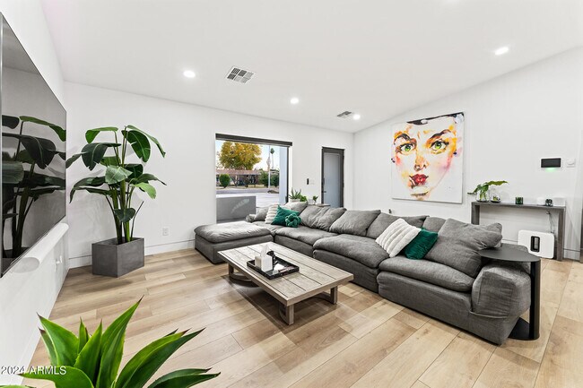 Foto del edificio - 4334 E Lewis Ave