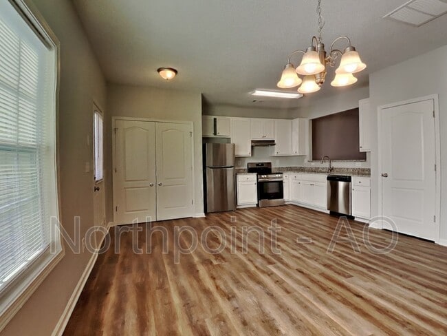 Building Photo - 8644 Thomas Ln