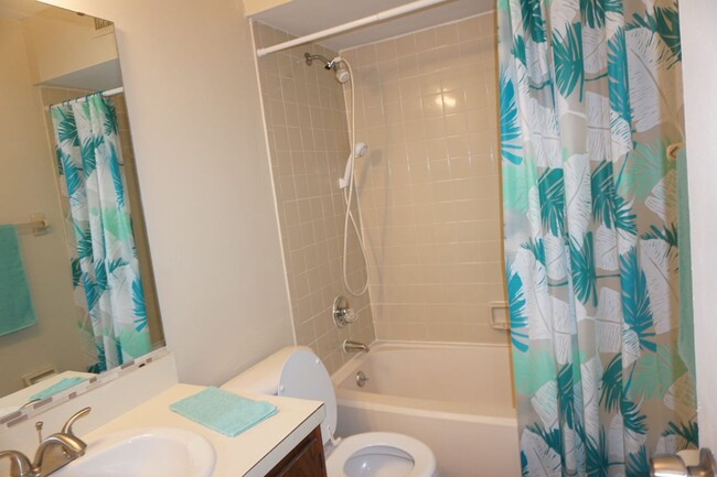 Building Photo - 2 bedroom townhome on Westside