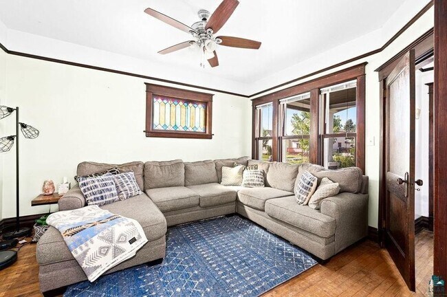 Foto del edificio - AVAILABLE SEPTEMBER 1st - Beautiful 2 Bed 1 Bath w/ Garage & Fenced Corner Lot