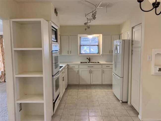 Building Photo - 1215 Belclaire Ln