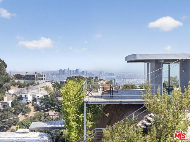 Building Photo - 9012 Crescent Dr