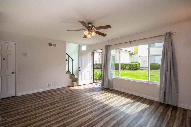 Building Photo - 3 Bedroom Town Home