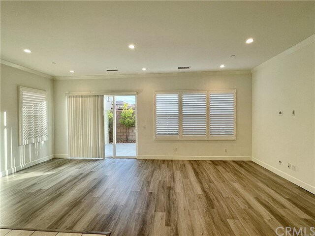 Building Photo - 222 Canvas