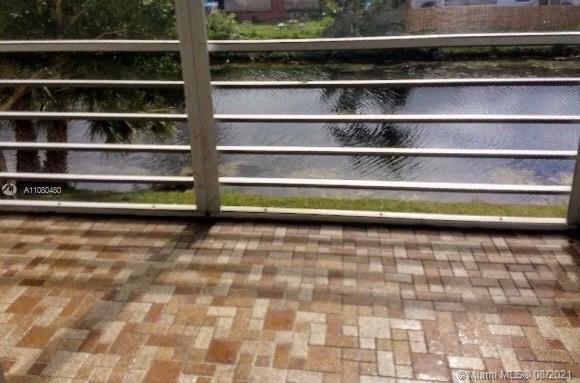 Foto del edificio - 8345 Sunrise Lakes Blvd