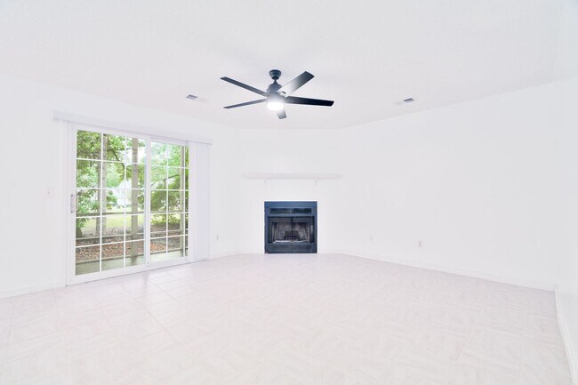 Foto del edificio - Low-Maintenance Living in Gated Park at Ri...