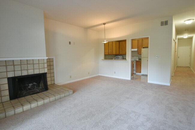 Building Photo - Spacious 1 Bed 1 Bath in Gated West San Jo...