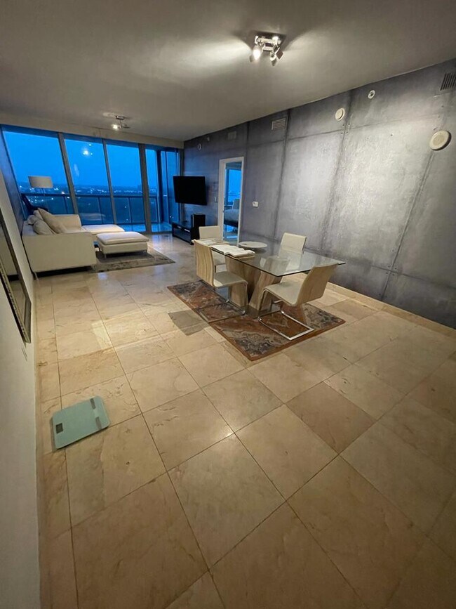 Foto del edificio - 601 NE 36th St