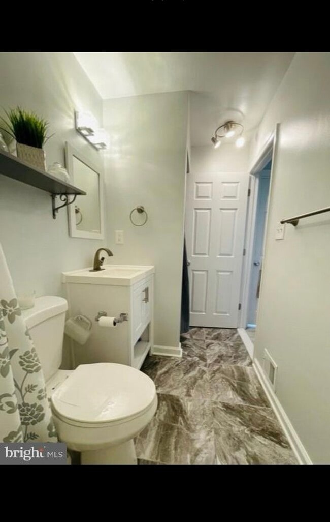 Upstairs Bathroom - 8622 Village Sq