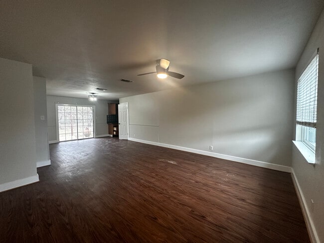 Foto del edificio - 557 NW Newton Dr