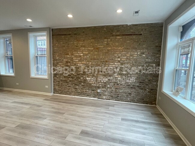Building Photo - 2112 W 23rd Pl