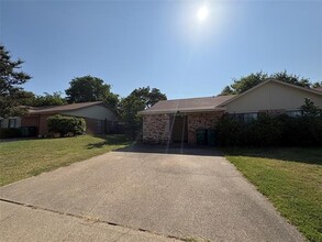 Building Photo - 714 Hillcrest Ct