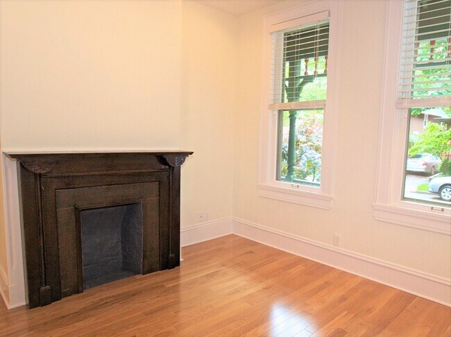 Building Photo - 2910 Jay Avenue, Unit 2910